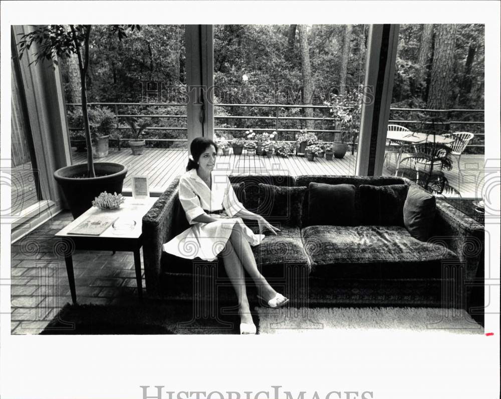 1980 Press Photo Melanie Wiggins relaxes in her Memorial townhome living room.- Historic Images