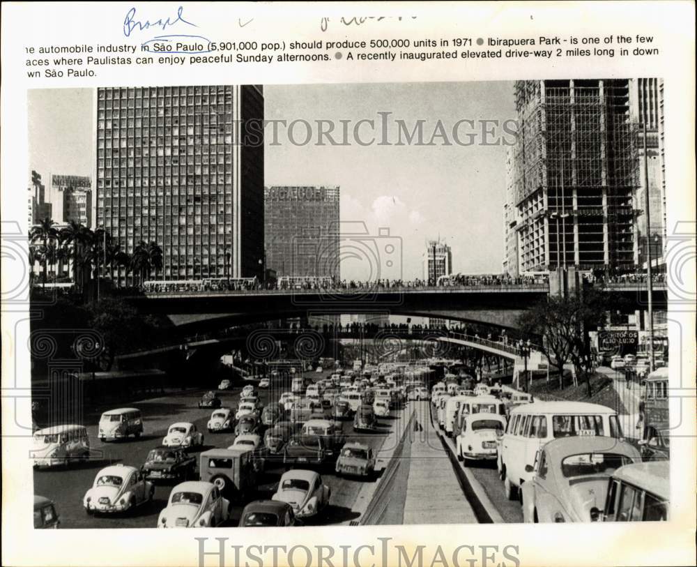 1972 Press Photo Traffic and pedestrians in Sao Paulo, Brazil - hps11401- Historic Images