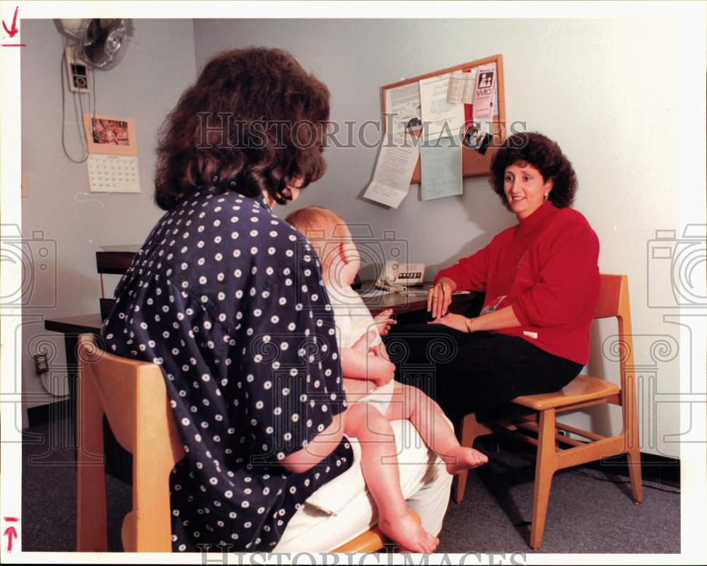 1989 Press Photo Counselor Annette Baldwin with client at Pasadena shelter- Historic Images