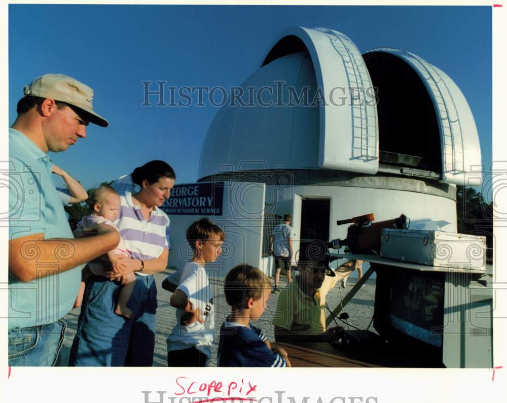 1989 Press Photo King family and Mark Matney at George Observatory in Texas- Historic Images