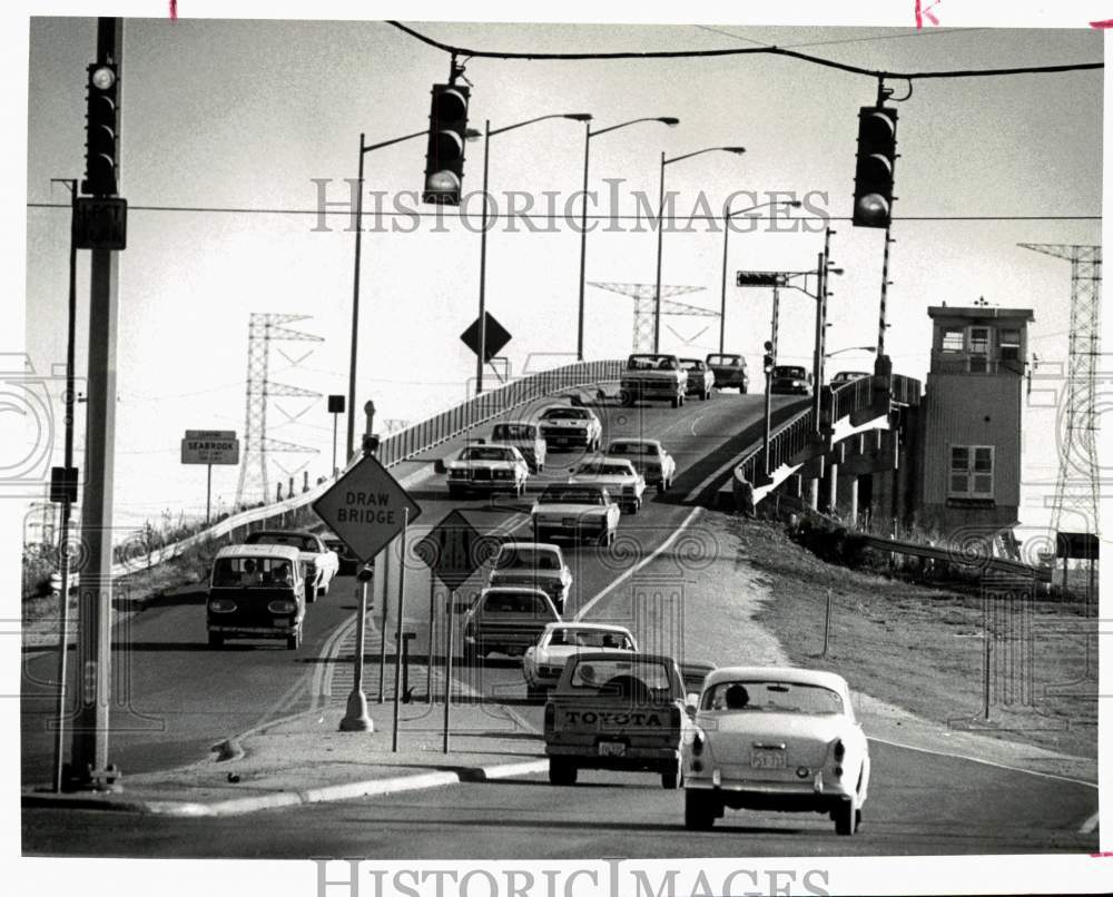 1974 Press Photo Traffic moves over a drawbridge in Texas - hps11414- Historic Images