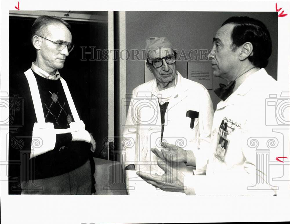 1987 Press Photo Bob Waters with Doctors at Neurosensory Center Press Conference- Historic Images