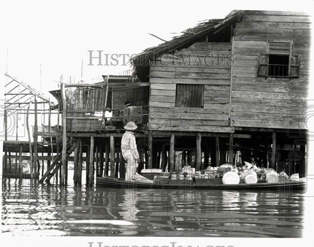 1962 Press Photo Trader with Wares on River in Sarawak, Jungle Country in Borneo- Historic Images