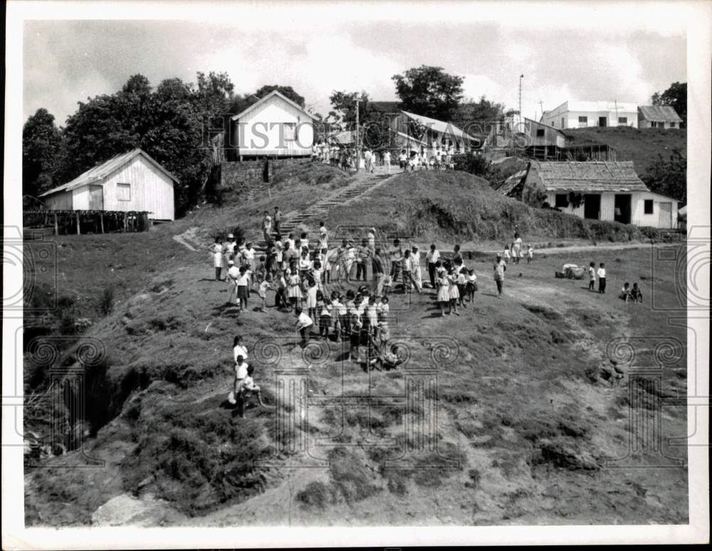 1965 Press Photo Amazon River village residents west of Manaus, Brazil- Historic Images