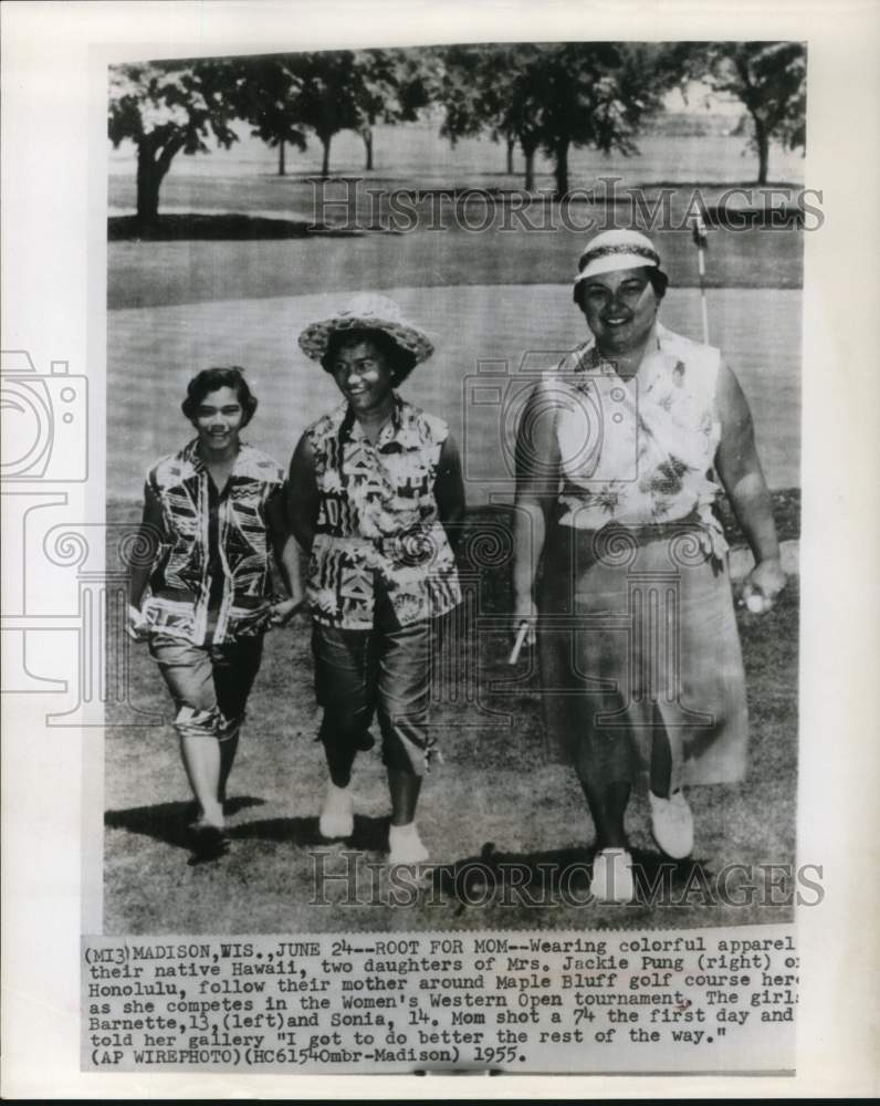 1955 Press Photo Jackie Pung followed by daughters at Women's Western Open in WI- Historic Images