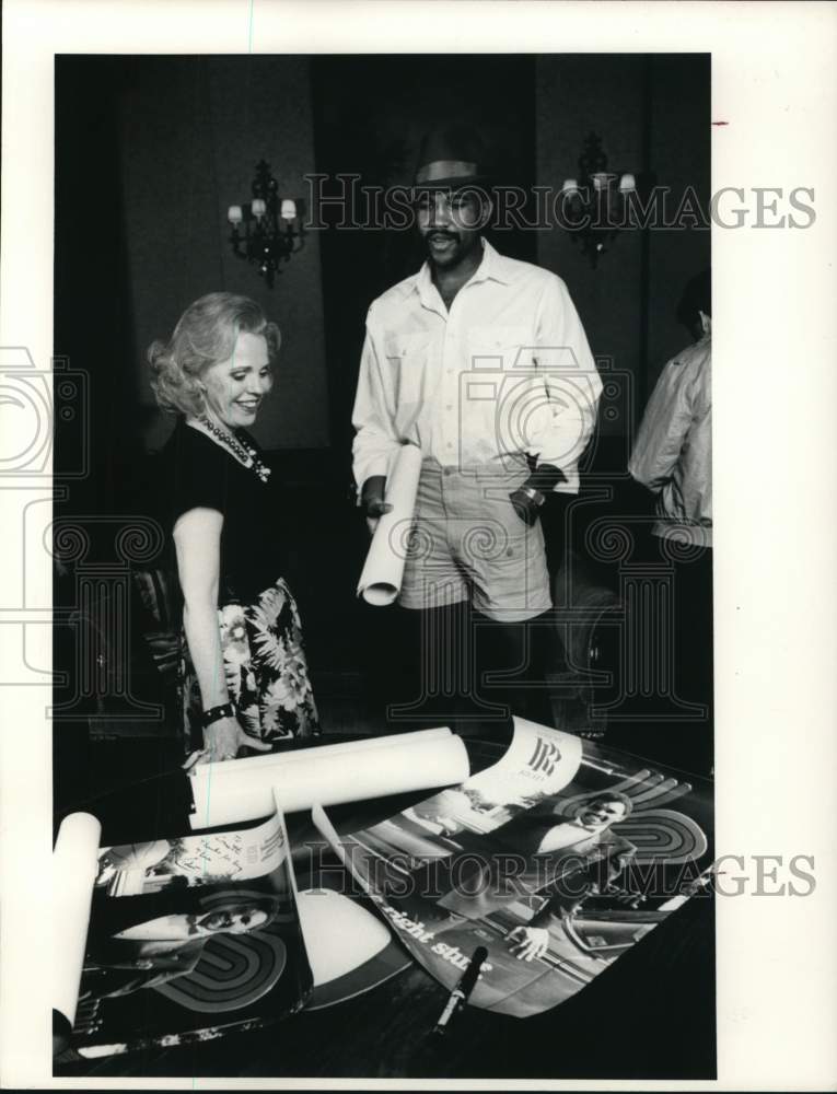 1986 Press Photo Houston Rocket Robert Reid with Owner's Wife Kittsie Thomas- Historic Images