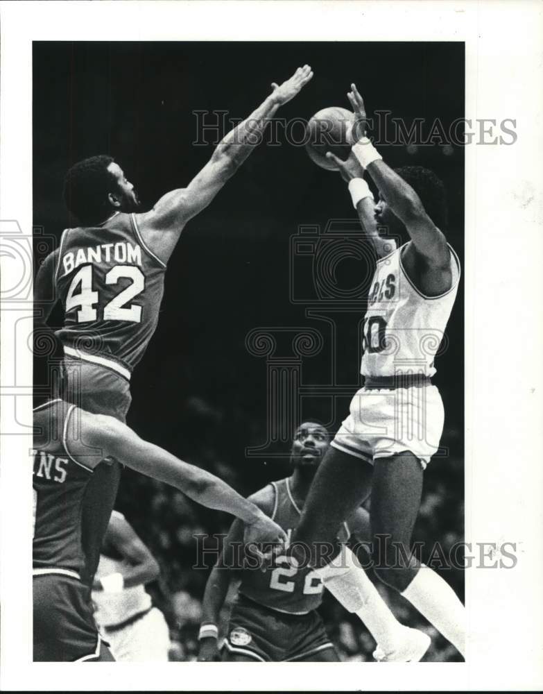 1982 Press Photo Robert Reid, Mike Bantom, Rockets vs. 76ers Basketball Game- Historic Images