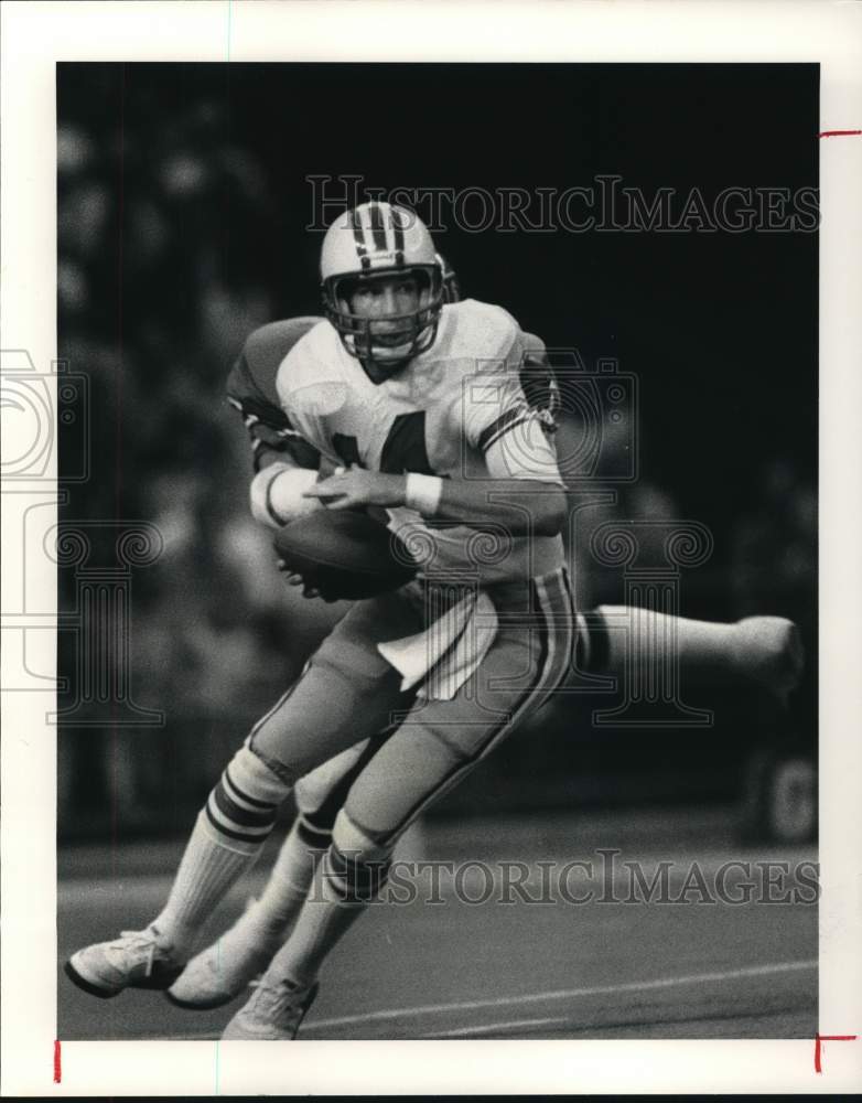 1983 Press Photo Gifford Nielsen sacked by Rubin Carter in 3rd quarter action.- Historic Images