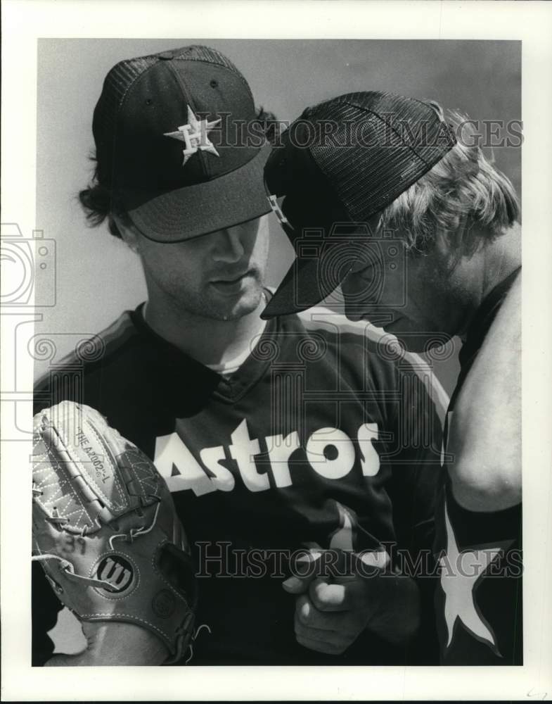 1982 Press Photo Joe Niekro and Astros teammate chat during baseball game.- Historic Images