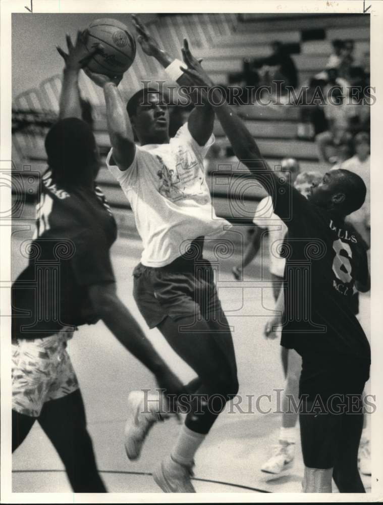 1985 Press Photo Bay City&#39;s LaBradford Smith participates in Texas Shootout.- Historic Images