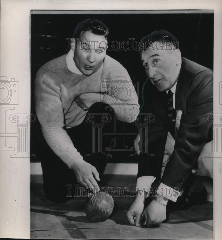 1960 Press Photo Shot Put Champion Parry O&#39;Brien &amp; Man Measure Throw - hps11856- Historic Images