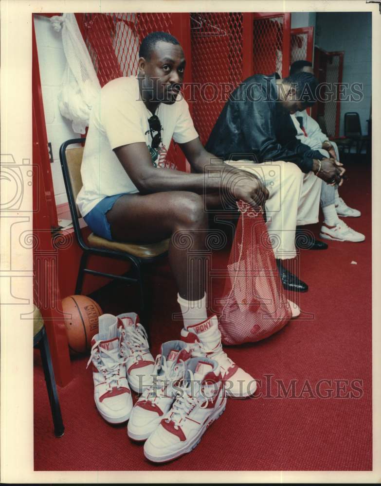1989 Press Photo Rockets Purvis Short packs shoes and equipment at season's end- Historic Images