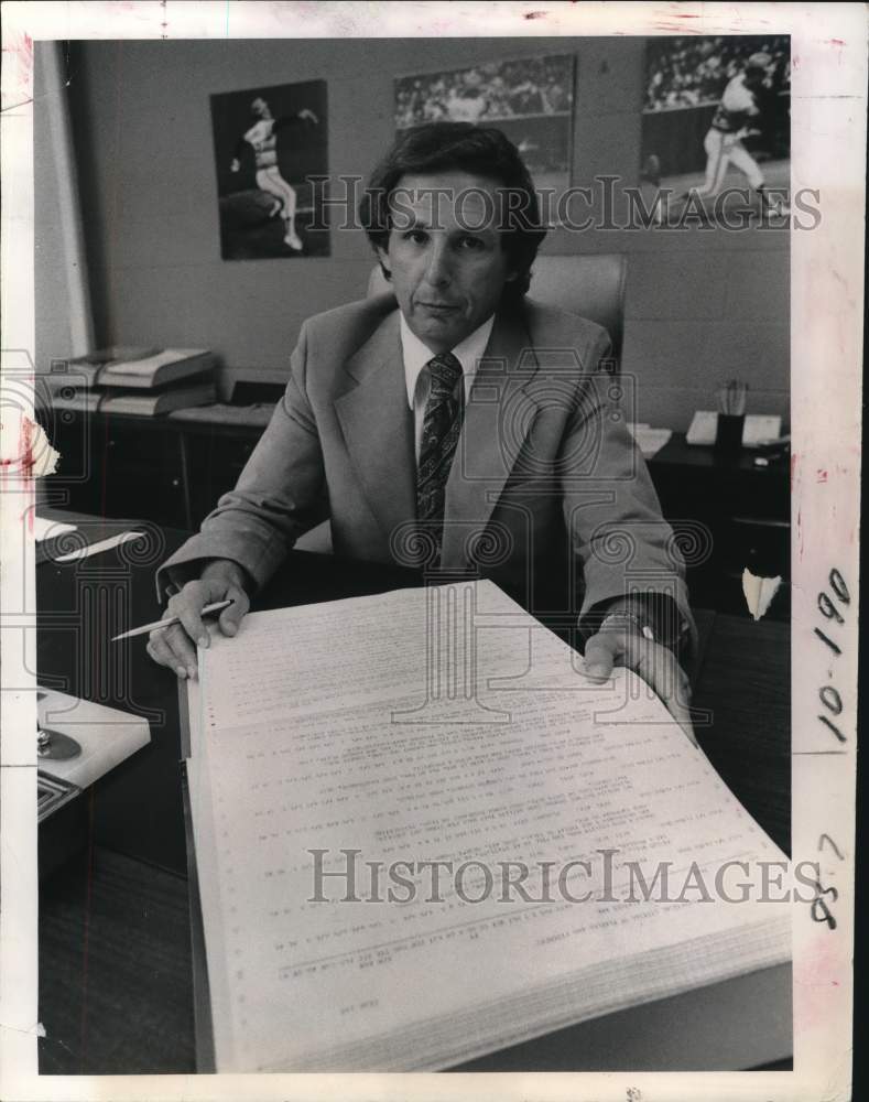 1978 Press Photo Astros&#39; General Manager Tal Smith checks team&#39;s schedule.- Historic Images