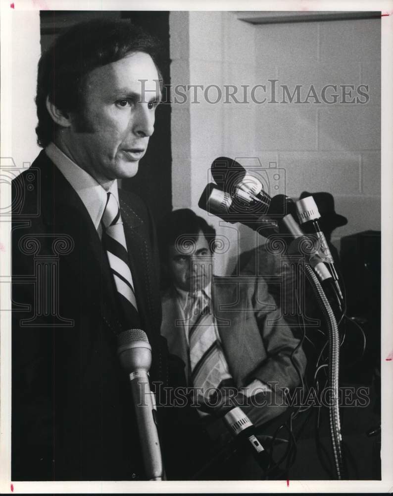 1975 Press Photo Houston Astros manager Tal Smith addresses news media- Historic Images