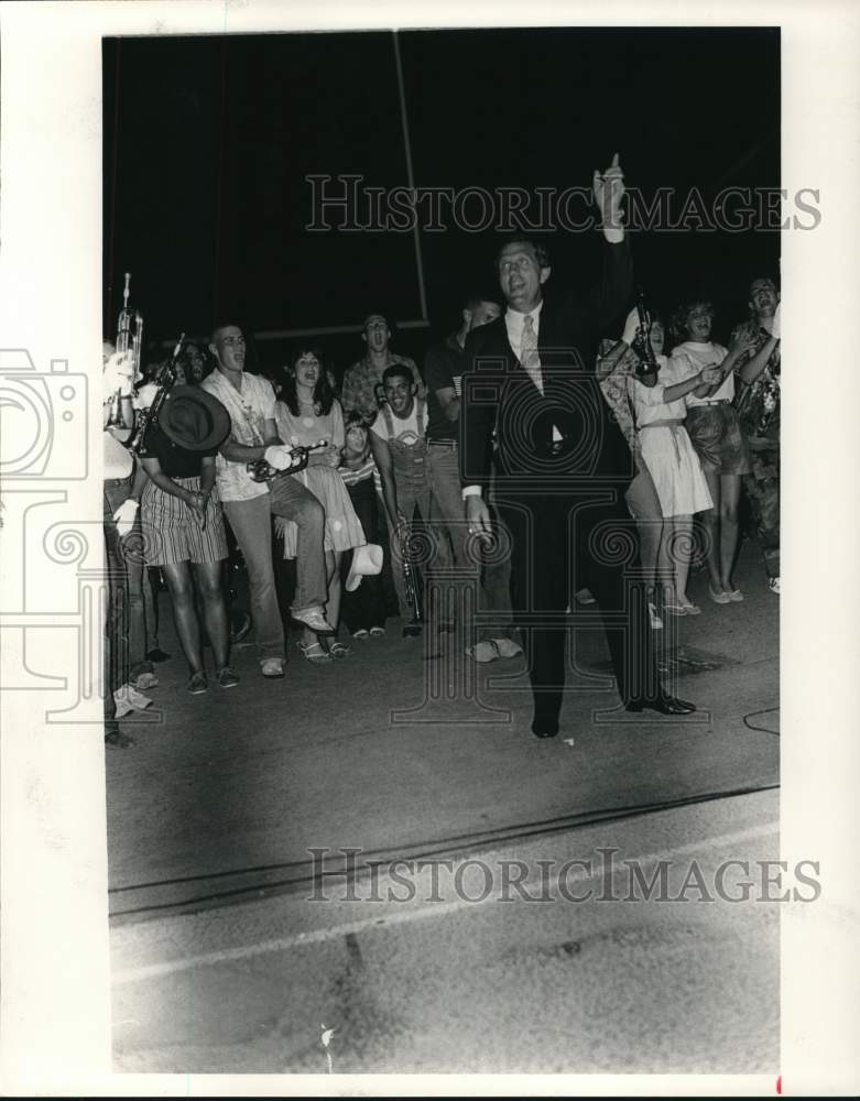 1983 Press Photo Texas A&amp;M Jackie Sherrill greets cheering crowd.- Historic Images