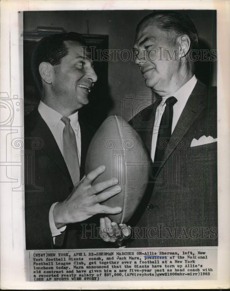1963 Press Photo Allie Sherman and Jack Mara chat at Football League luncheon- Historic Images