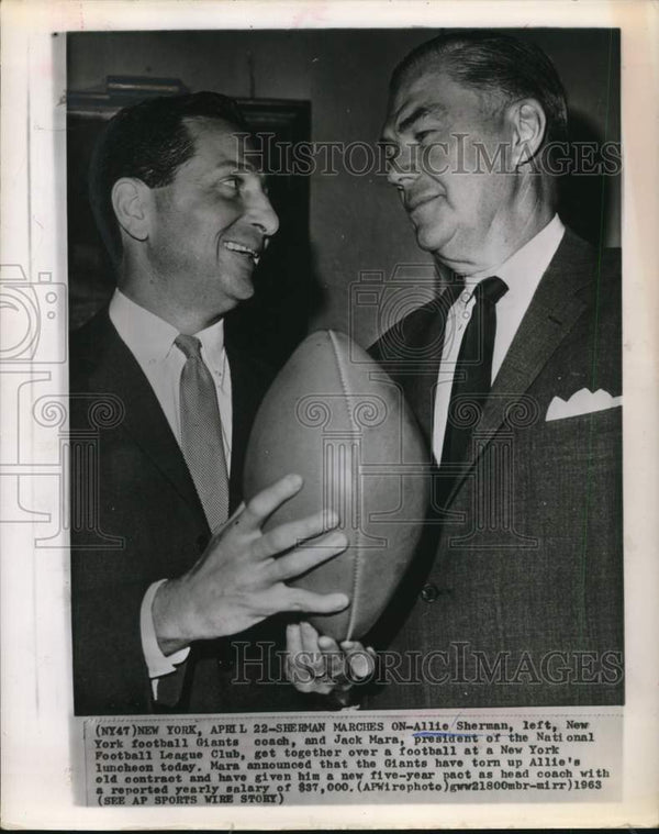 1963 Press Photo Allie Sherman and Jack Mara chat at Football League l ...