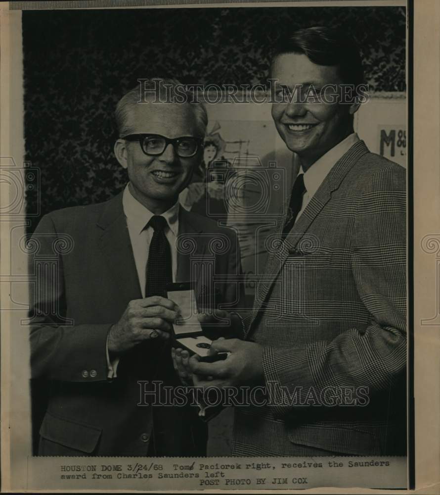 1968 Press Photo Tom Paciorek receives the Saunders Award from Charles Saunders- Historic Images