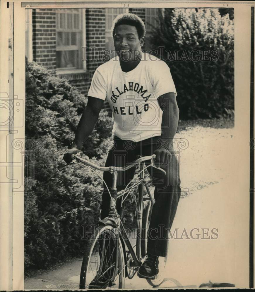 1971 Press Photo Greg Pruitt of Oklahoma University rides a bicycle. - hps12413- Historic Images