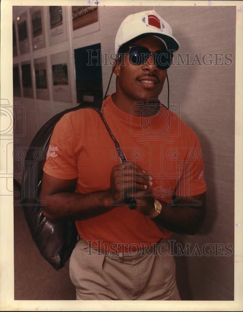 1987 Press Photo Houston Oilers football player Allen Pinkett leaves facility- Historic Images