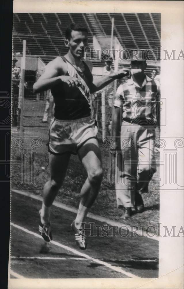 1955 Press Photo Runner Eddie Southern Races at Track Meet - hps12594- Historic Images