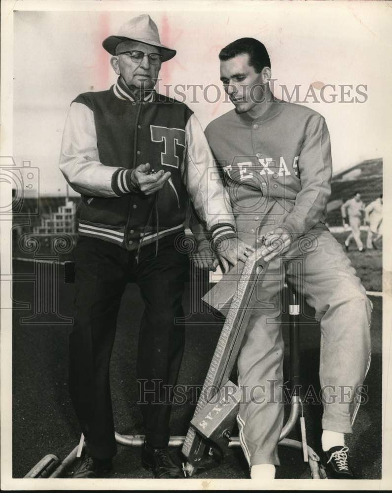 1959 Press Photo Eddie Southern, track athlete for Texas, talks with coach- Historic Images