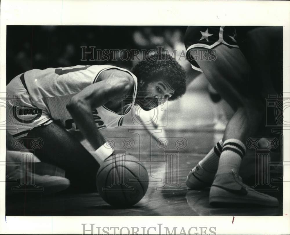 1979 Press Photo Robert Reid during Houston vs. Washington game action.- Historic Images