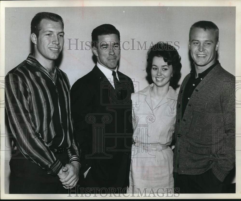 1963 Press Photo Rice University football player Gene Ralsz poses with friends.- Historic Images