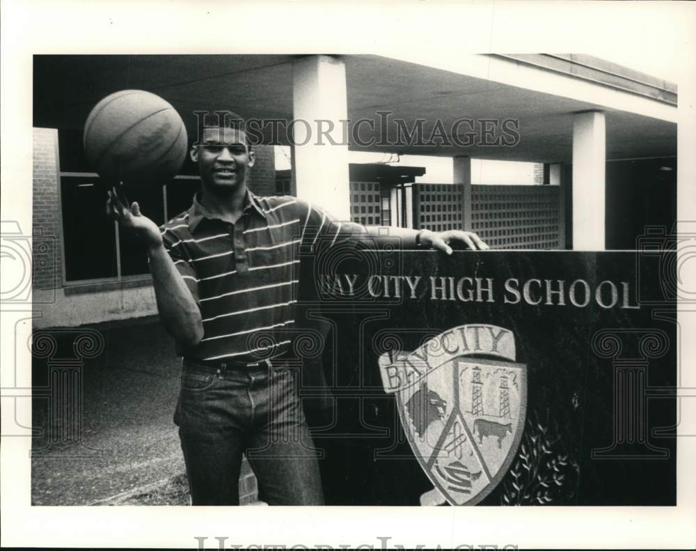 1987 Press Photo L. A. Bradford, Bay City High School Basketball Player- Historic Images