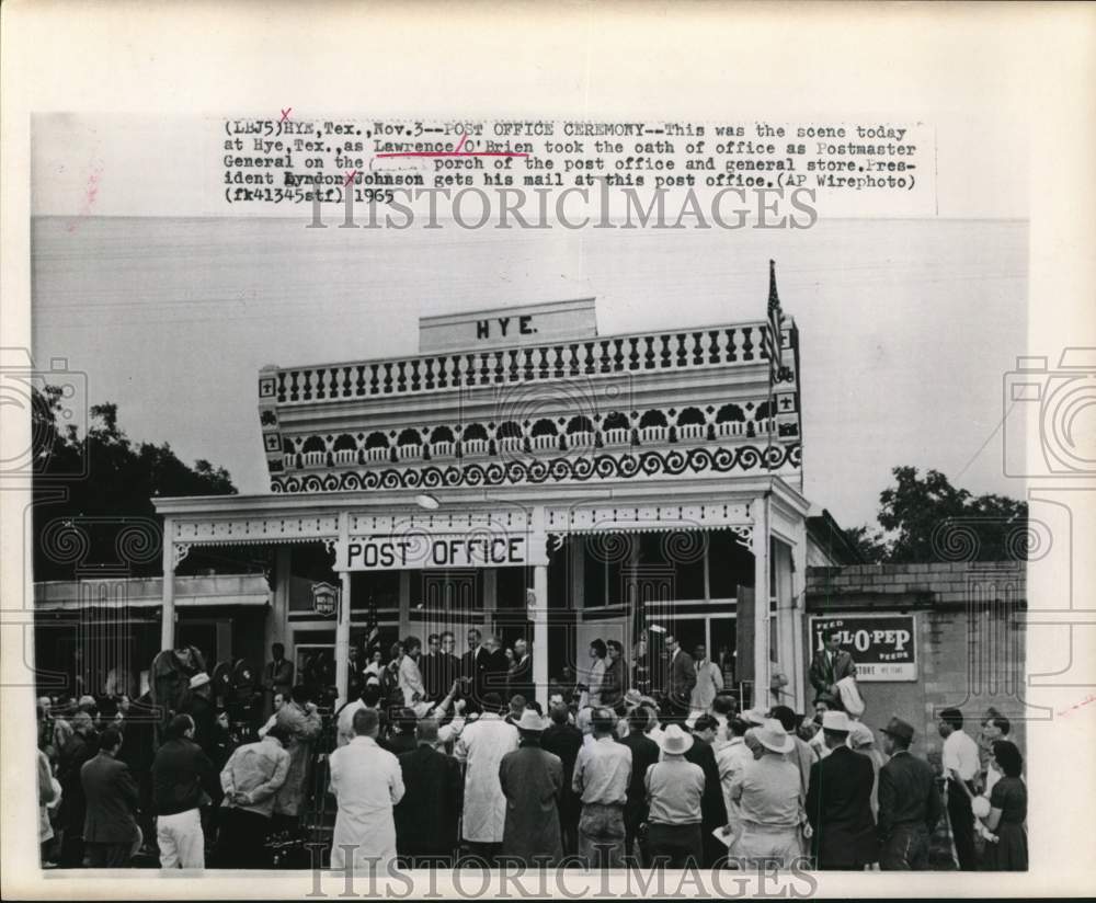 1965 Press Photo Lawrence O&#39;Brien takes Oath as Postmaster General in Hye, Texas- Historic Images