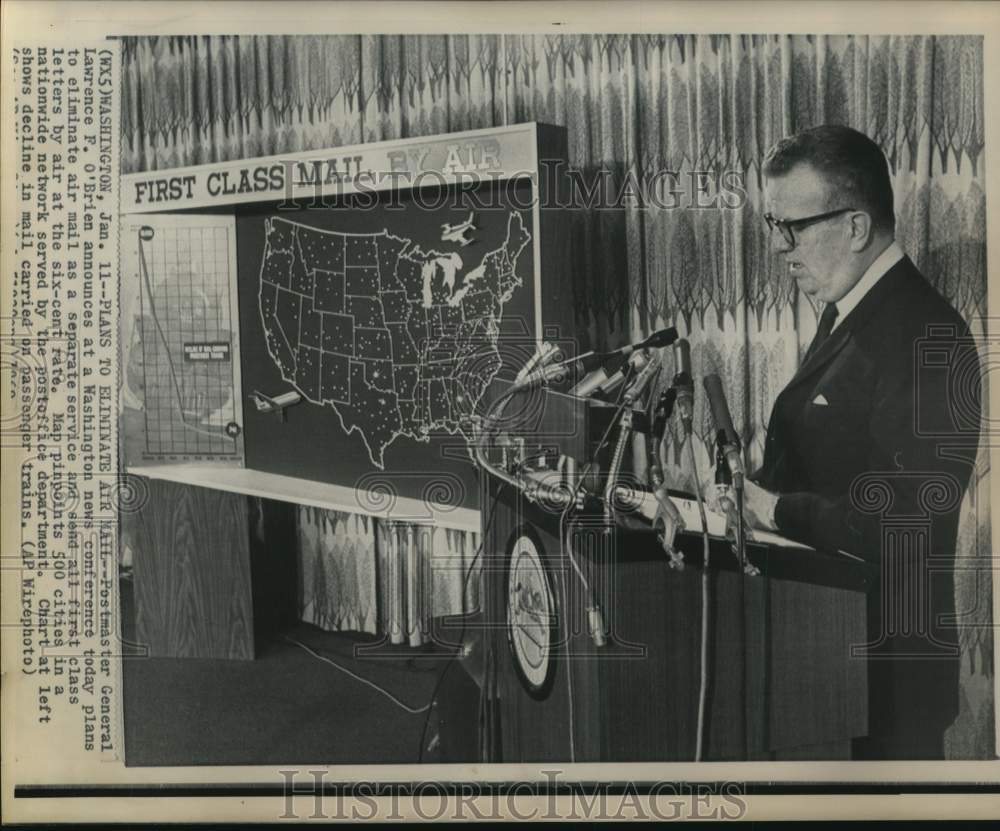 1969 Press Photo Lawrence O&#39;Brien points to city maps at Washington news brief.- Historic Images