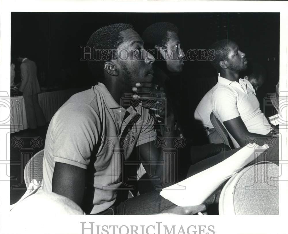 1982 Press Photo Lynden Rose and Rudy Woods listen at Event - hps12842- Historic Images