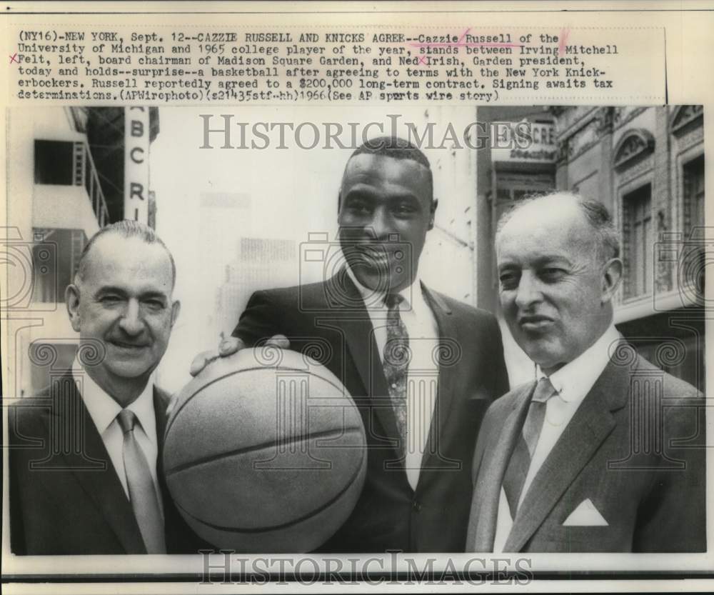 1966 Press Photo New York Knicks Basketball Player Cazzie Russell with Officials- Historic Images