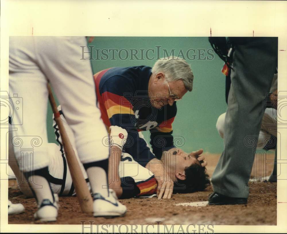 1988 Press Photo Houston Astros Dr. Jim Ewell Checks Player Jim Pankovits- Historic Images