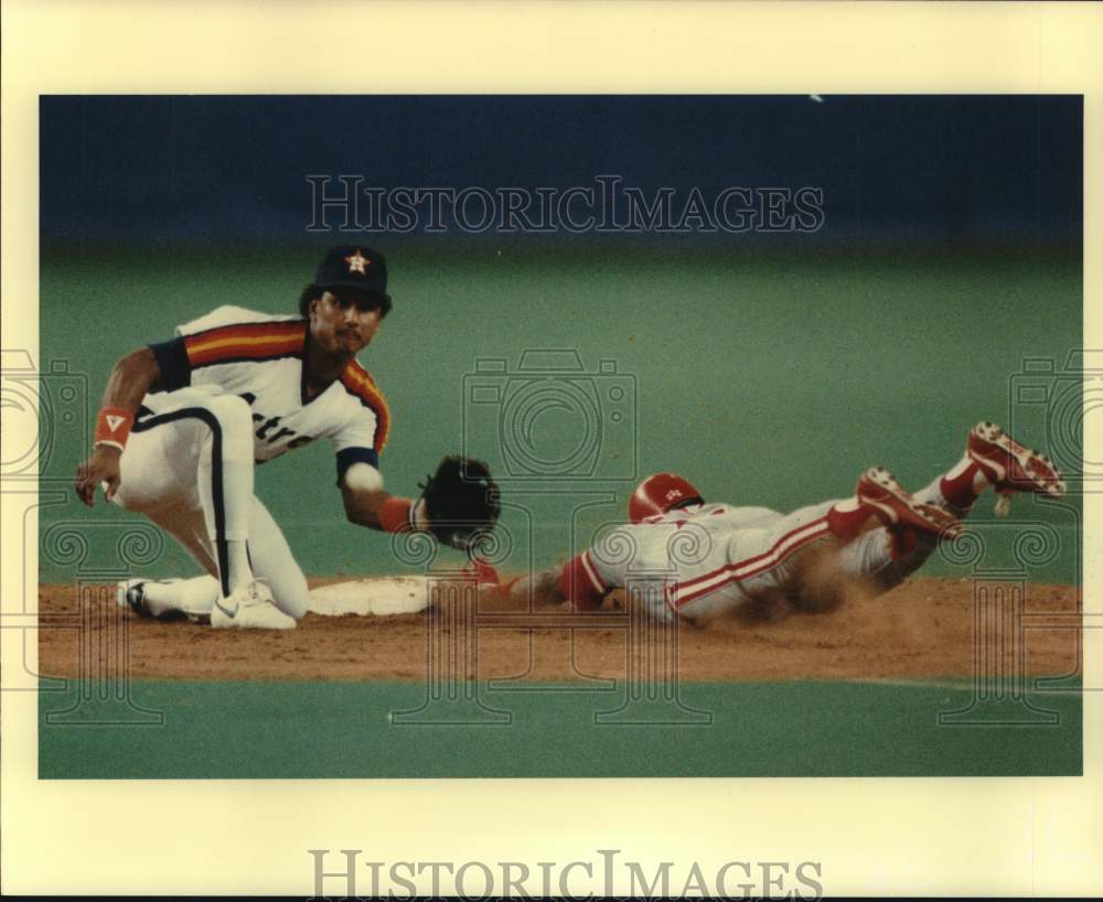 1988 Press Photo Cincinnati Red Barry Larkin Steals on Houston&#39;s Rafael Ramirez- Historic Images