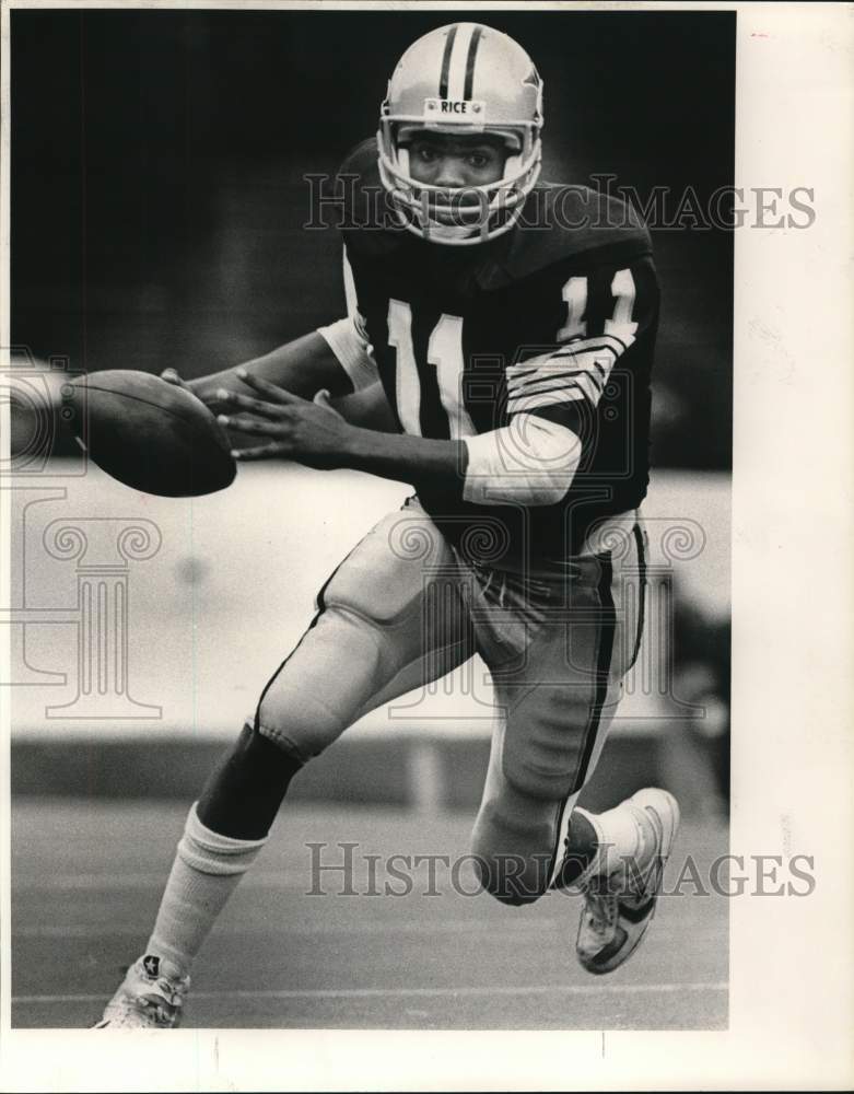 1984 Press Photo Rice University Football Player Kerry Overton Runs Ball- Historic Images