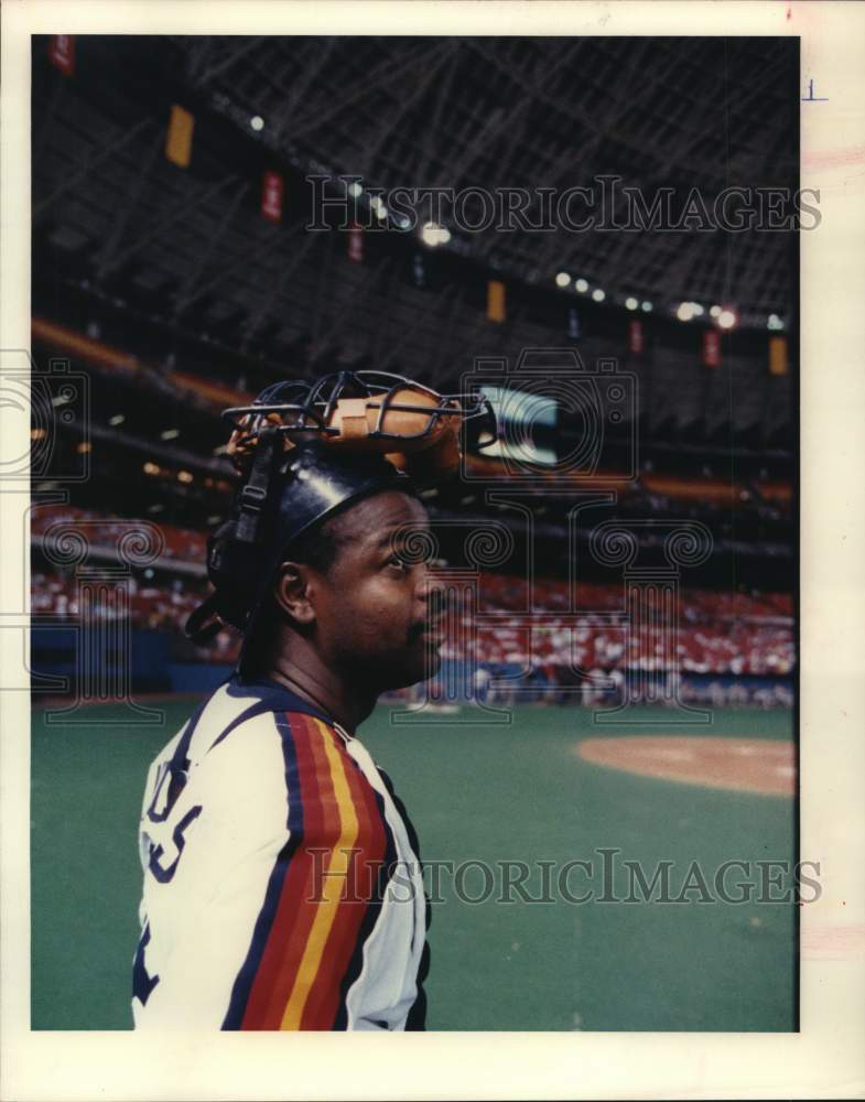 1990 Press Photo Astros catcher Carl Nichols surveys Dome&#39;s light problem.- Historic Images