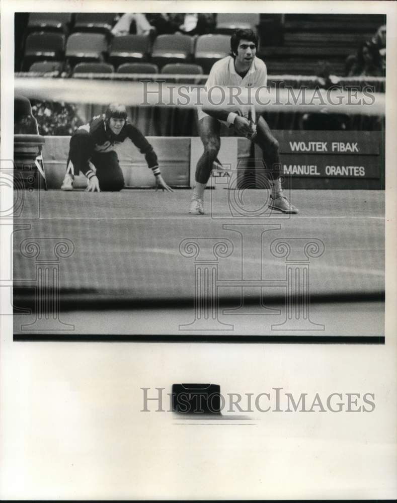 1976 Press Photo Line Judge with Tennis Player Manuel Orantes during Match- Historic Images