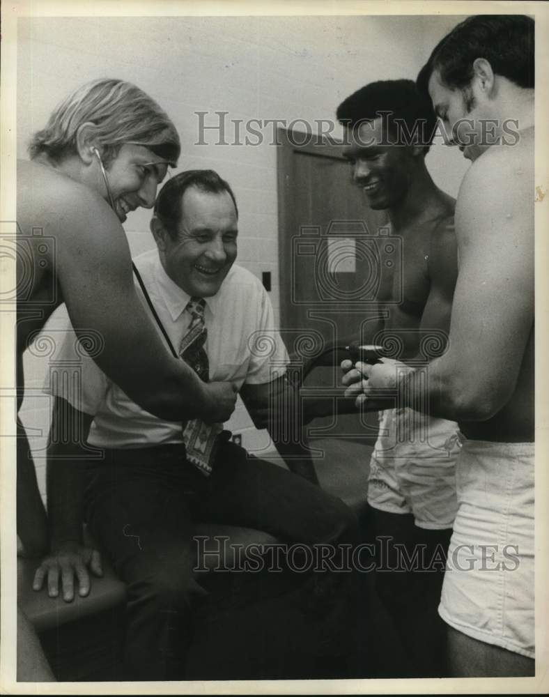 1971 Press Photo Bill Peterson, Rice University Football with Players- Historic Images