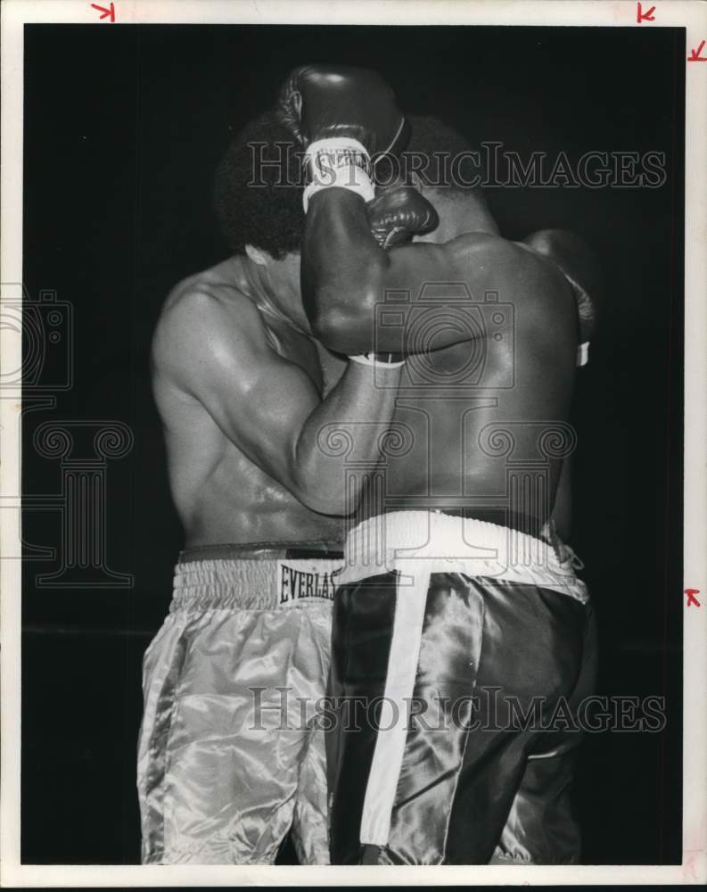 1974 Press Photo Boxers Boudreaux and Scrap Iron in Boxing Match - hps13322- Historic Images