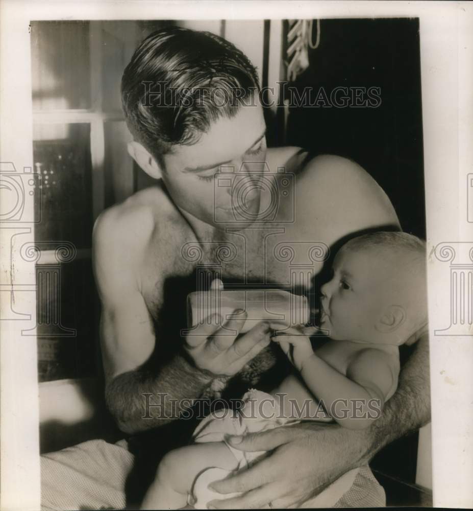 1959 Press Photo James (Jim) Piersall, Baseball Player with Child - hps13441- Historic Images