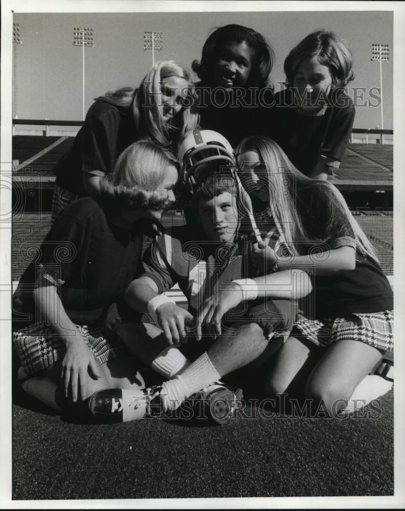 1970 Press Photo Rice college football player Joe Phy and cheerleaders- Historic Images