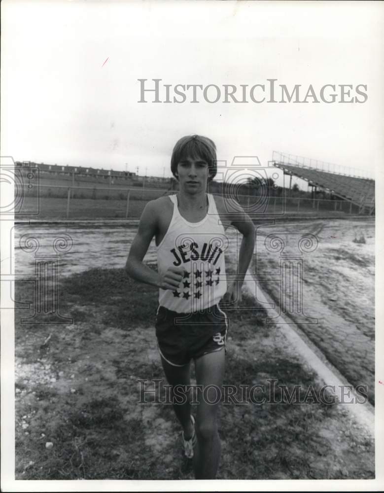 1974 Press Photo Mike Novelli of Strake Jesuit, Cross Country Runner - hps13719- Historic Images