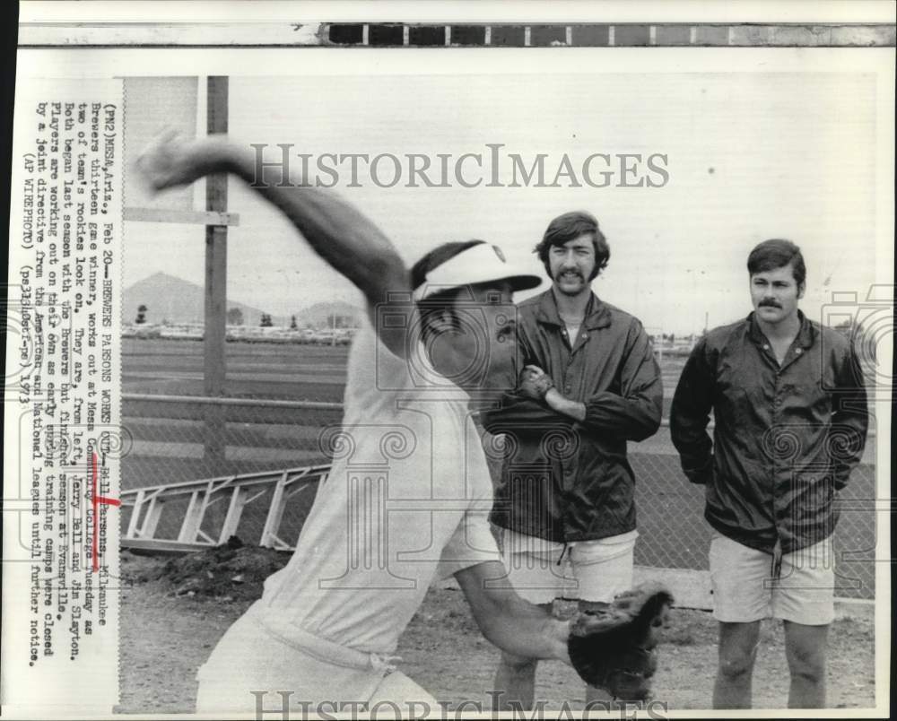 1973 Press Photo Brewers Bill Parsons works out in Arizona as rookies watch- Historic Images