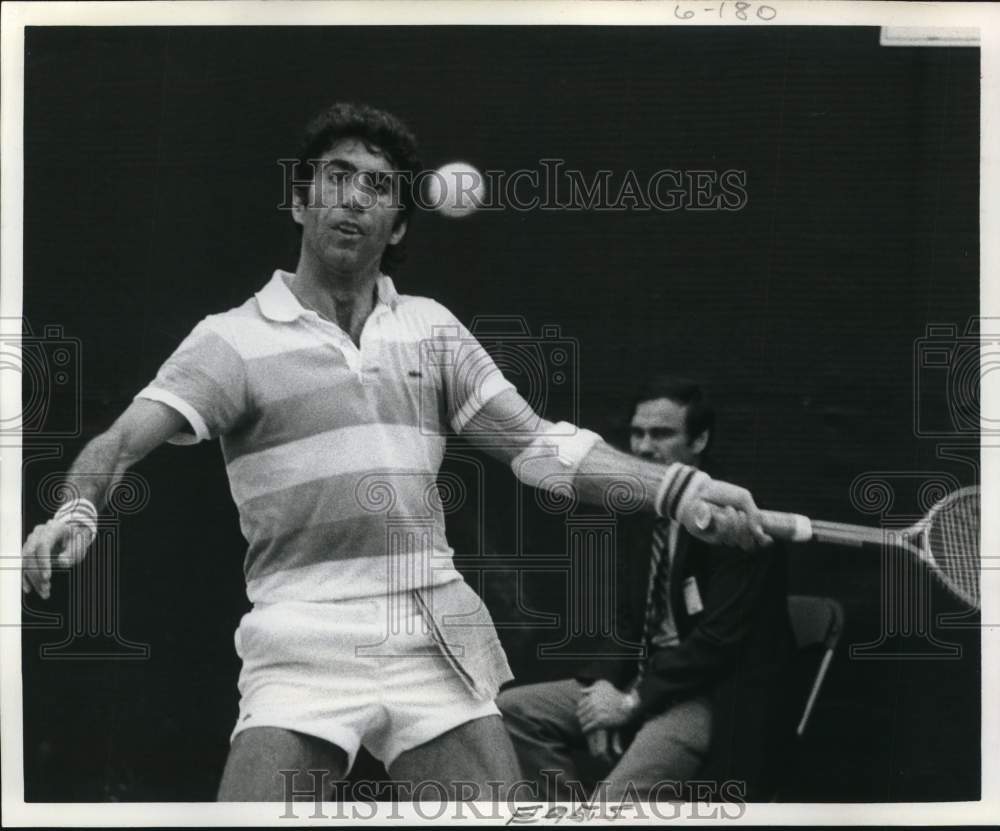 1979 Press Photo Manolo Orantes in River Oaks Tennis Match with Mr. Pinner- Historic Images