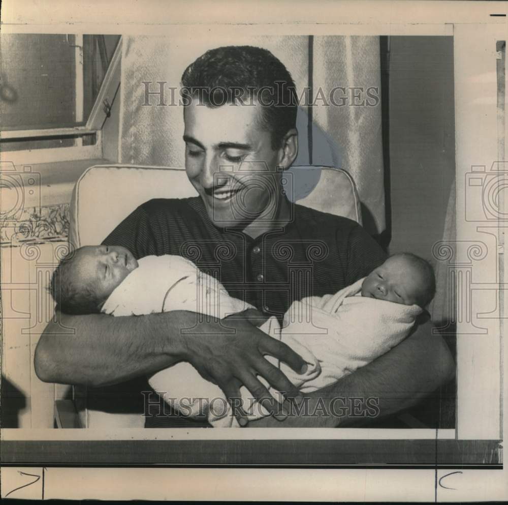 1967 Press Photo Boston Red Sox Baseball Player Rico Petrocelli with Twin Sons- Historic Images