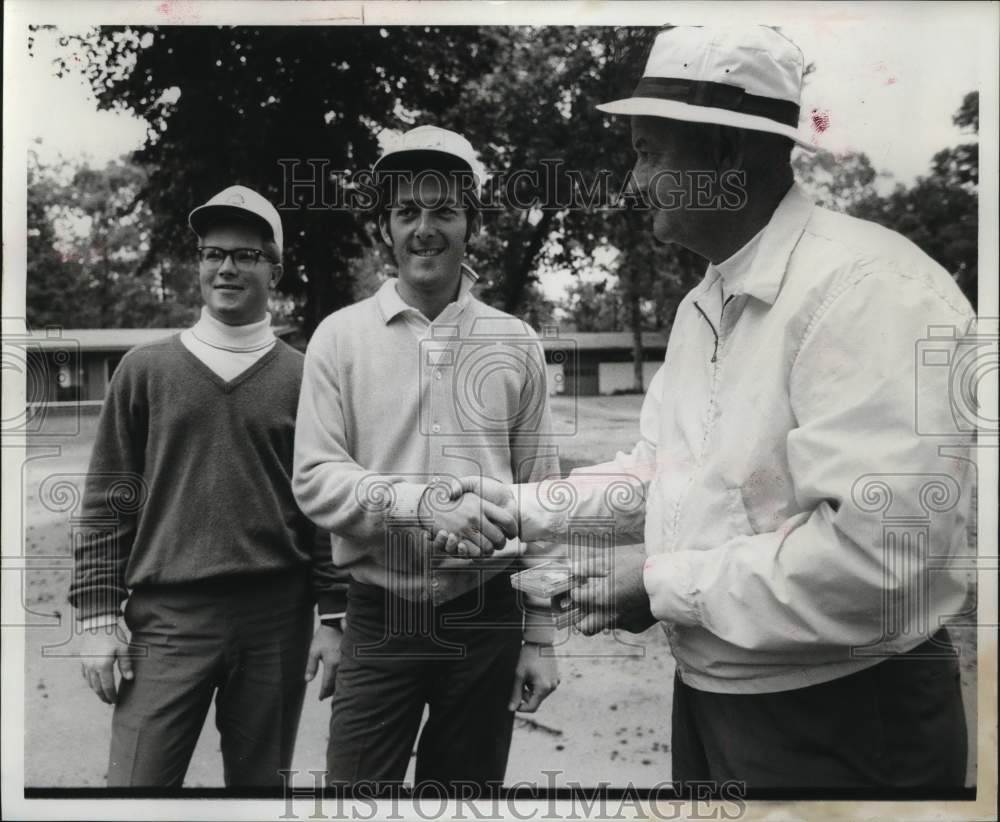 1970 Press Photo Rice University Golf John Plumbley with Dean Overturf- Historic Images