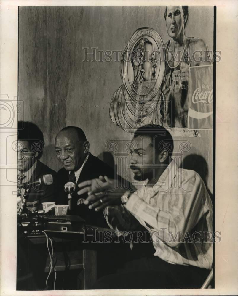 1972 Press Photo Robert Taylor, Texas Southern University Athlete at Press Event- Historic Images