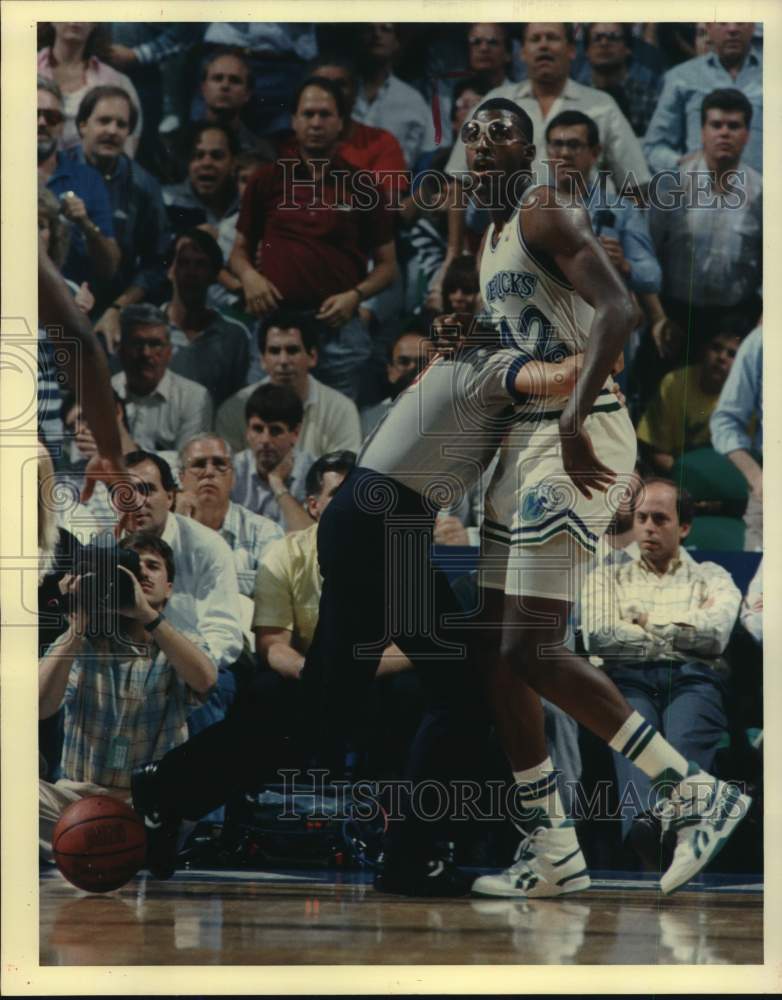 1988 Press Photo Basketball Referee pulls Roy Tarpley of Mavericks from Akeem- Historic Images