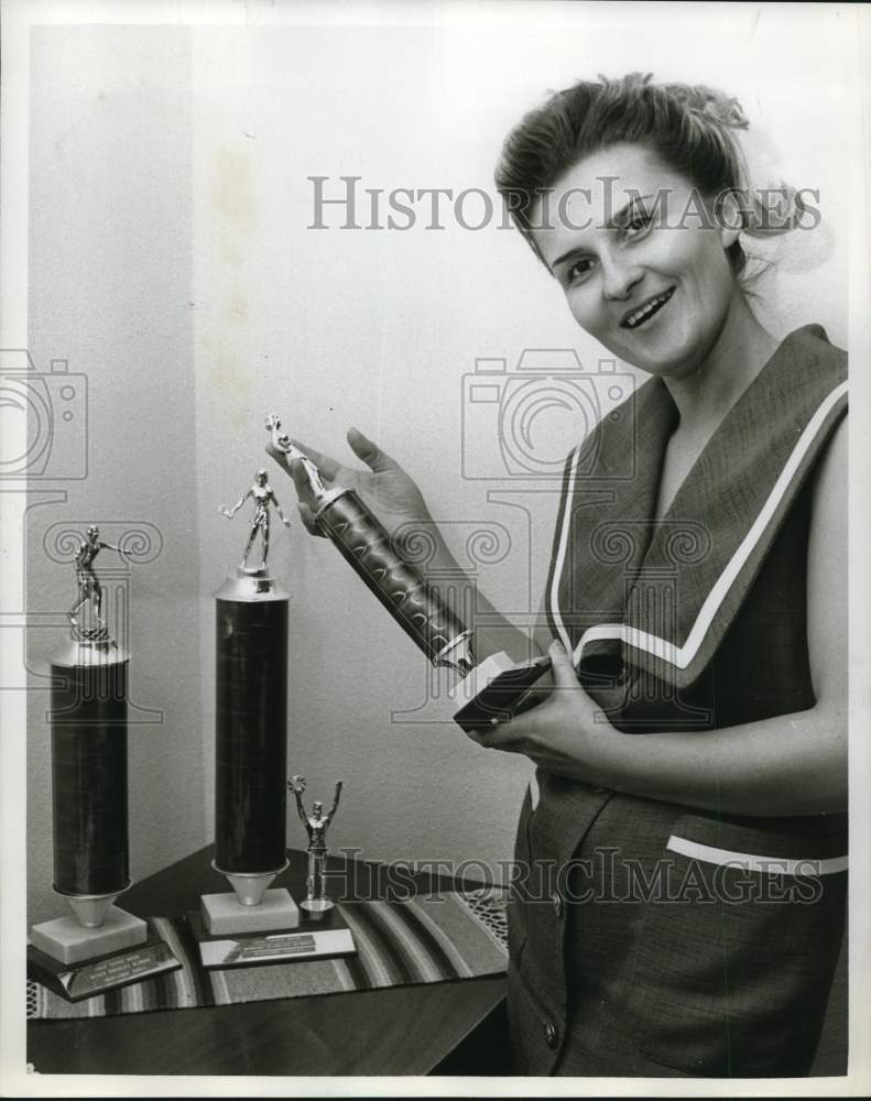 1966 Press Photo Houston Table Tennis champ Marianne Szalay displays trophies- Historic Images